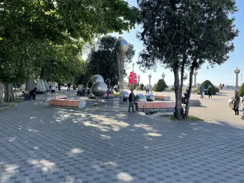 Рядом с набережной